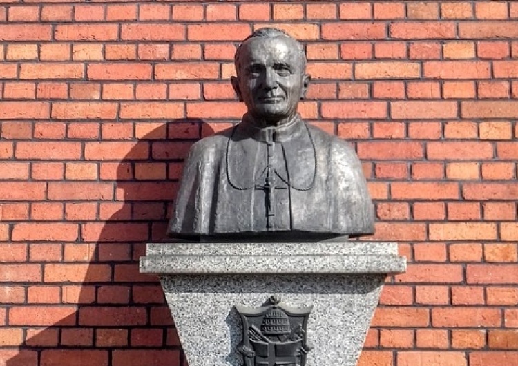  Zdewastowano popiersie Jana Pawła II w Gdańsku. Piotr Semka: "Szczucie przynosi efekty"