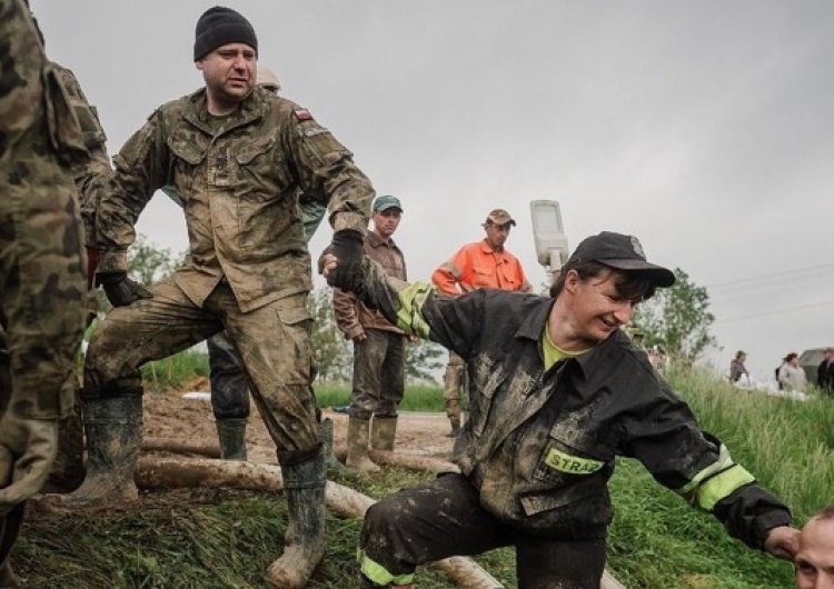  Ty masz weekend, a żołnierze WOT pomagają powodzianom. Mieszkańcy Podkarpacia obdarowali ich truskawkami
