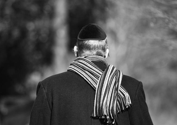  Haaretz: "Niemcy ostrzegają Żydów, aby nie zakładali jarmułek w miejscach publicznych"