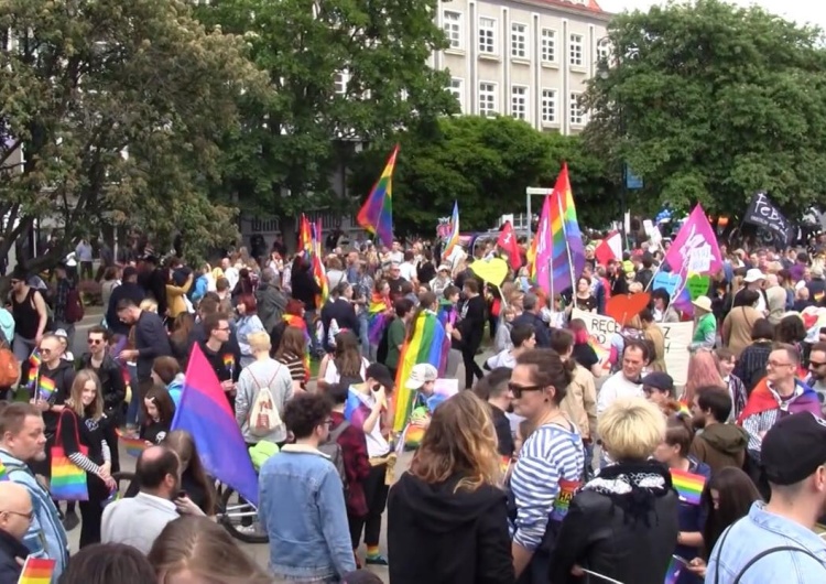  Brytyjski dyplomata afiszuje się udziałem w Paradzie Równości w Gdańsku: "Mamy przyjemność..."