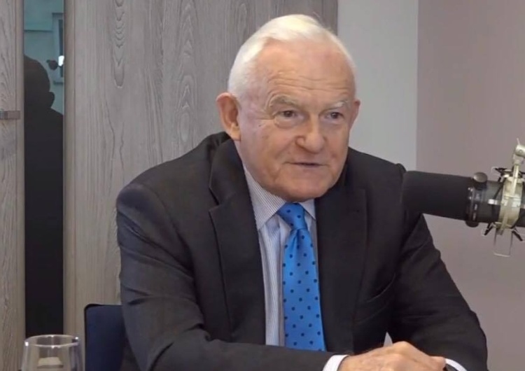 Leszek Miller pozdrawia swoich wyborców z dawnej ulicy Armii Czerwonej. Wizerunkowo wypada to słabo