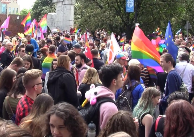 Bezpańska profanacja na Trójmiejskim Marszu Równości. Dziewuchy dziewuchom zapewniają...