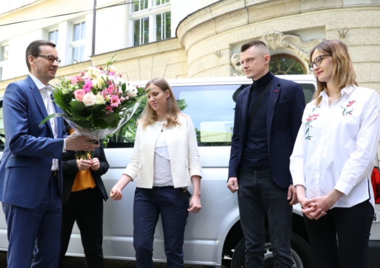  Piękny gest. Premier wręczył specjalny samochód rodzicom sześcioraczków