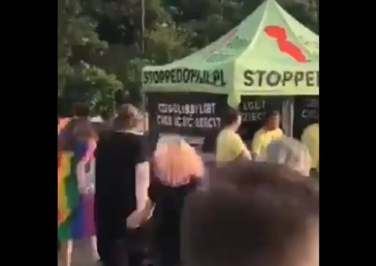  [video] Tak środowiska LGBT protestowały przeciwko namiotowi StopPedofilii.pl "na patelni" w W-wie