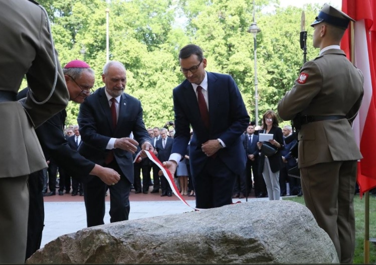 MM: "To zaszczyt". Przed Kancelarią Premiera odsłonięto kamień węgielny pod pomnik Jana Olszewskiego