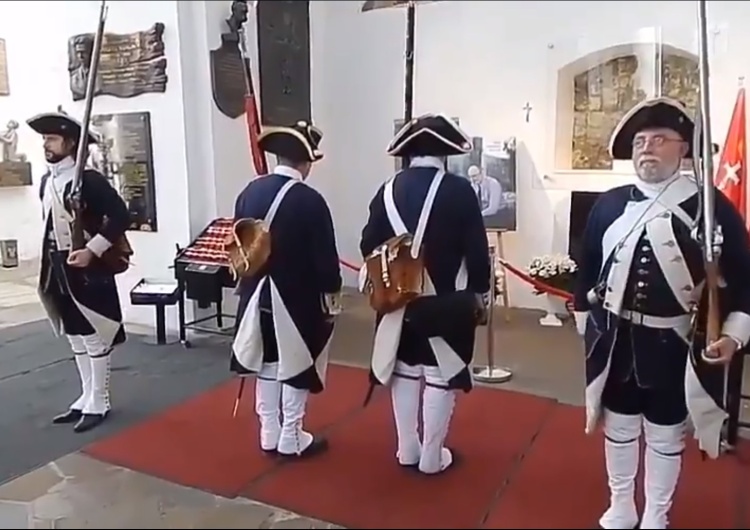  [video] Gdańsk. Przed grobem Pawła Adamowicza zmiana warty. Żołnierze wydają komendy po... niemiecku