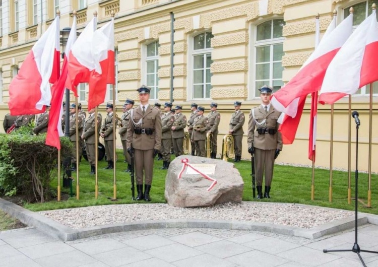  [nasza fotorelacja] Odsłonięcie kamienia węgielnego pod budowę pomnika premiera Jana Olszewskiego