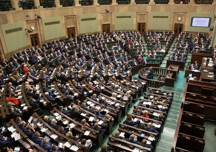  [najnowszy sondaż] PiS z potężną przewagą, słaby wynik PO, PSL na granicy progu wyborczego