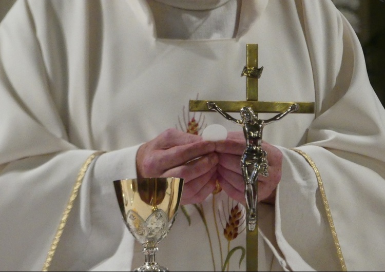  Wrocław: Przed kościołem Najświętszej Marii Panny duchowny został ugodzony nożem