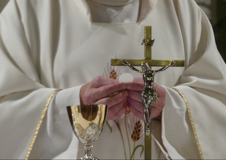 Wrocław: Przed kościołem Najświętszej Marii Panny duchowny został ugodzony nożem