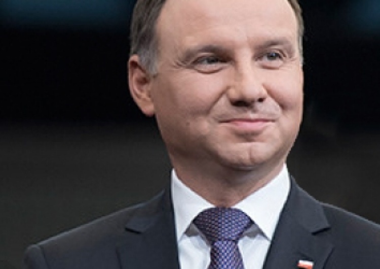 Prezydent niezmiennie liderem sondaży zaufania. Antyliderem - Schetyna