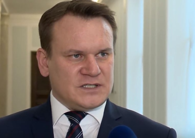 "Won za Don czerwona zarazo!". Tarczyński ostro odpowiada Rosatiemu
