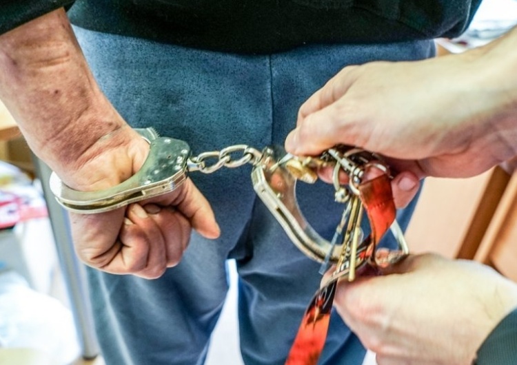 Wyłudzili z NFZ ponad 1,5 miliona złotych nienależnych refundacji. 7 osób usłyszało zarzuty