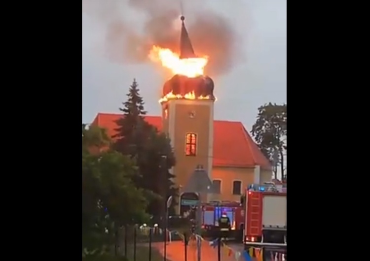  [video] Pożar zabytkowego kościoła na Mazurach. Zawaliła się iglica wieży