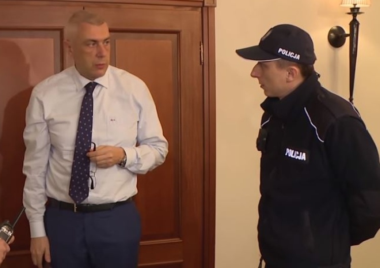 "Nadal były skargi". Super Express: Policja dwukrotnie interweniowała na imprezie u Romana Giertycha