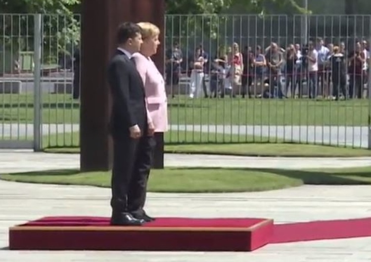  [video] Silne dygotanie całego ciała, nerwowe ruchy podczas uroczystości. Co się dzieje z Angelą Merkel?