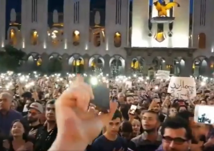  [video] Antyrosyjskie protesty w Gruzji. Setki rannych. Gruzini śpiewają hymn pod parlamentem w Tbilisi