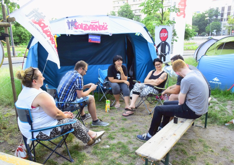 Tomasz Gutry [Fotorelacja] Miasteczko namiotowe przed ministerstwem stoi już 52 dni