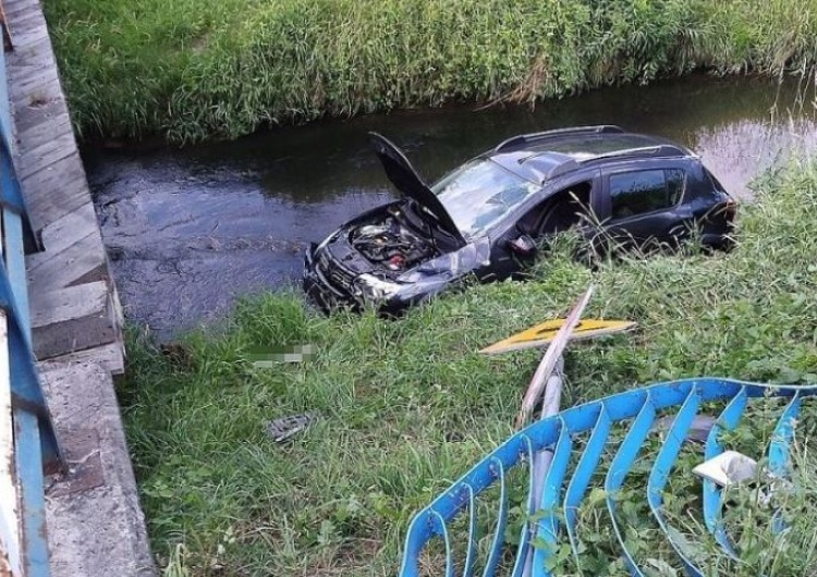 Wypił butelkę wódki, wsiadł za kierownicę, potrącił rowerzystę i wylądował w rzece