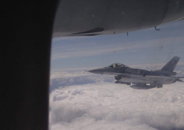 W asyście F-16 samolot z prochami dowódcy batalionu "Zośka" wylądował w Warszawie