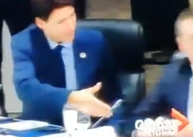  [video] Ojej, premier Kanady Justin Trudeau brutalnie "olany" przez prezydenta Brazyli Jaira Bolsonaro