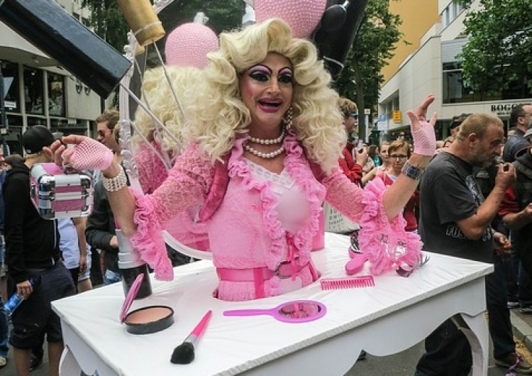  Grafika drag queen wzburzyła publikę. Semka: "We Włoszech awantura. Dziennikarza oskarżono o homofobię"
