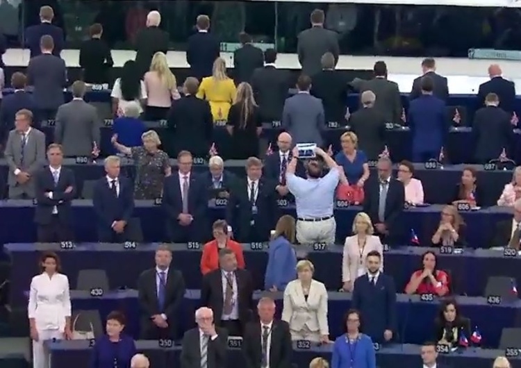 Dwoje europosłów PiS nie wstało na odegranie "hymnu" UE; partia Brexit stała tyłem. Ostre dyskusje na TT