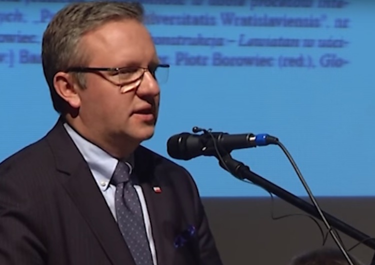 Krzysztof Szczerski w głównej siedzibie NATO. W tle stanowisko zastępcy Stoltenberga?