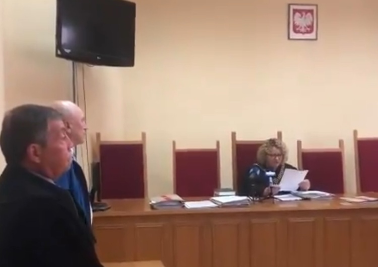  [video] W centrum Szczecina połamał krzyż pod którym modlili się mieszkańcy. Sąd go uniewinnił