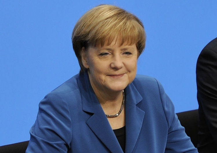  Angela Merkel wysłuchała hymnów Danii i Niemiec na siedząco. „Złamanie protokołu”