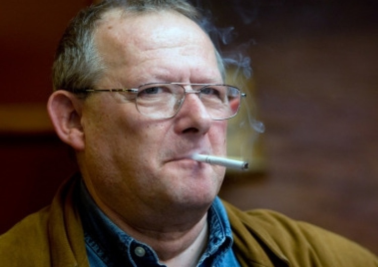 Internauci zbierają na baner na Czerskiej: "Kiedy Adam pozdrowi Brata?". Mają już połowę kwoty