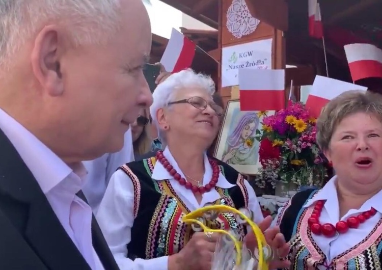  [video] Koło Gospodyń Wiejskich śpiewa Kaczyńskiemu