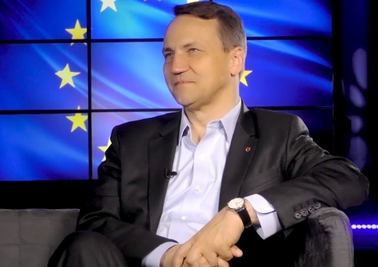"Z Białegostoku niedaleko do Jedwabnego". Kuriozalny wpis Sikorskiego i ostra reakcja Cenckiewicza