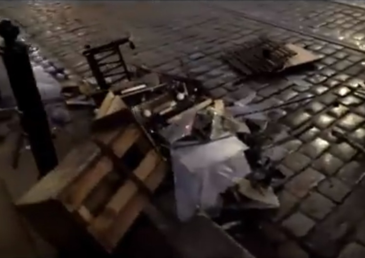  [video] W nocy zniszczono świętokradczą "kapliczkę" z Matką Boską
