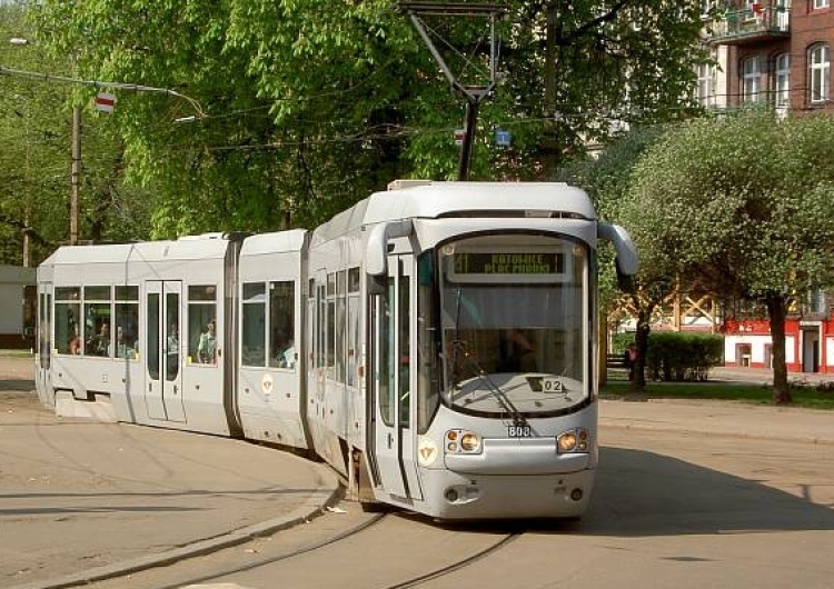 Nakleiła na kabinie w tramwaju naklejkę LGBT. Gdy motorniczy zareagował, wyzwała od homofobów