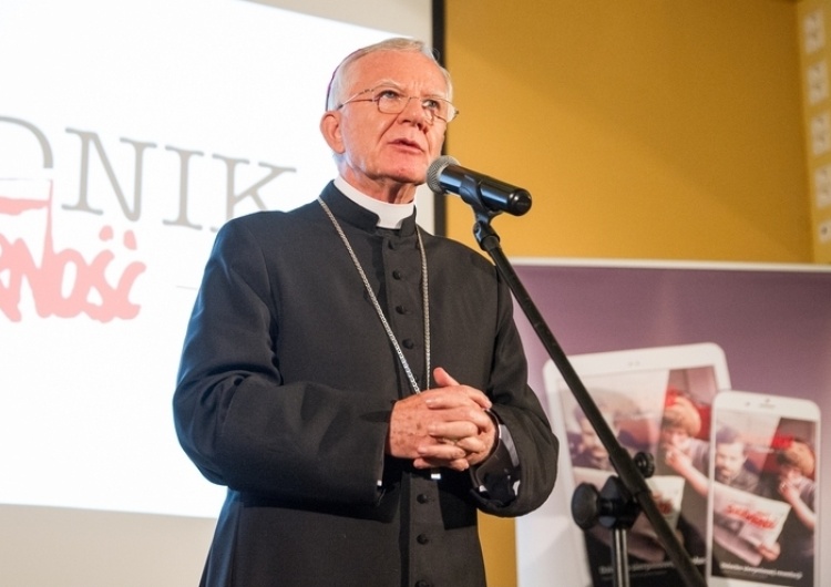 Masowy atak na abpa Jędraszewskiego za słowa o "tęczowej zarazie": "cymbał", "prostactwo"