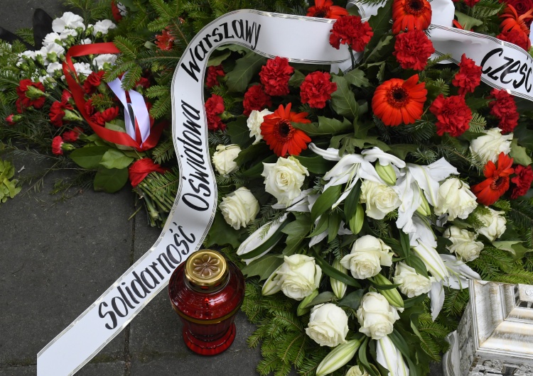 Tomasz Gutry [Fotorelacja] Kwiaty od Solidarności Oświatowej Warszawy przy pomniku AK