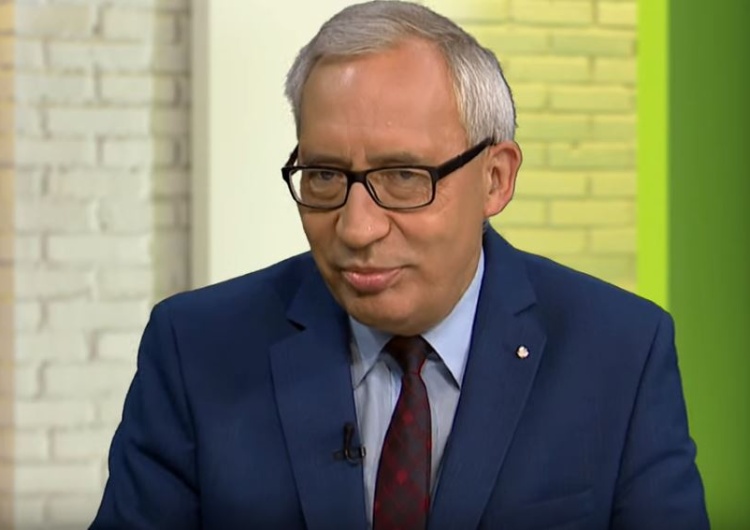 K. Smoliński (PiS): Skandal. Złożyliśmy kwiaty pod pomnikiem, a służby Dulkiewicz przeniosły je za pomnik