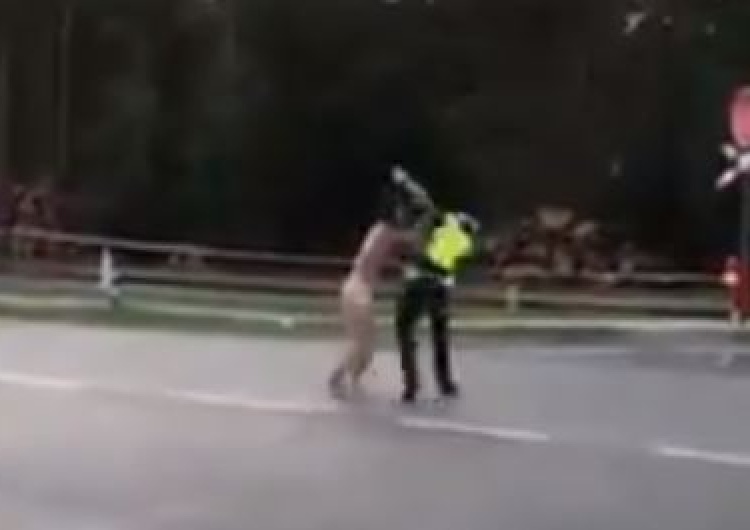  [Video 18+] Atak nagiego mężczyzny na policjanta podczas festiwalu Owsiaka