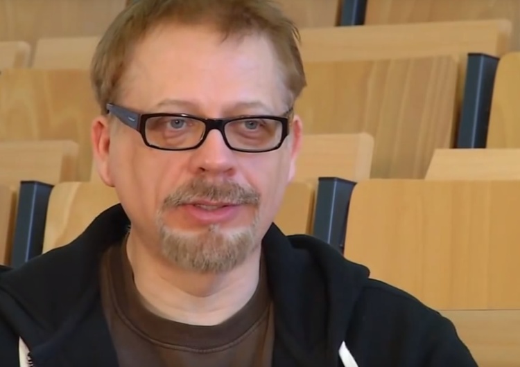 Szaleństwo postępuje. Tomasz Raczek publikuje grafikę porównującą księdza do Hitlera: "To co teraz czuję"