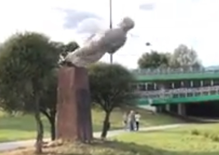  [video] Mamy nagranie momentu obalenia pomnika Berlinga. "Tak upadł obelisk zdrajcy"