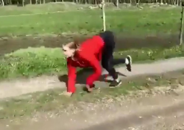  [video] Najnowsze norweskie trendy? Bieganie "jak koń". Ciężko to skomentować