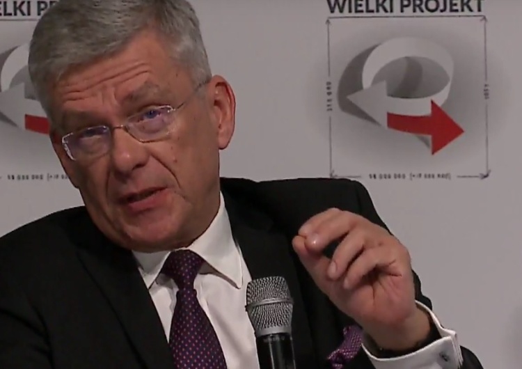 Newsweek o luksusach Marszałka Senatu. Karczewski: "Z miłości do bogactw jeżdżę 15-letnim autem i ..."