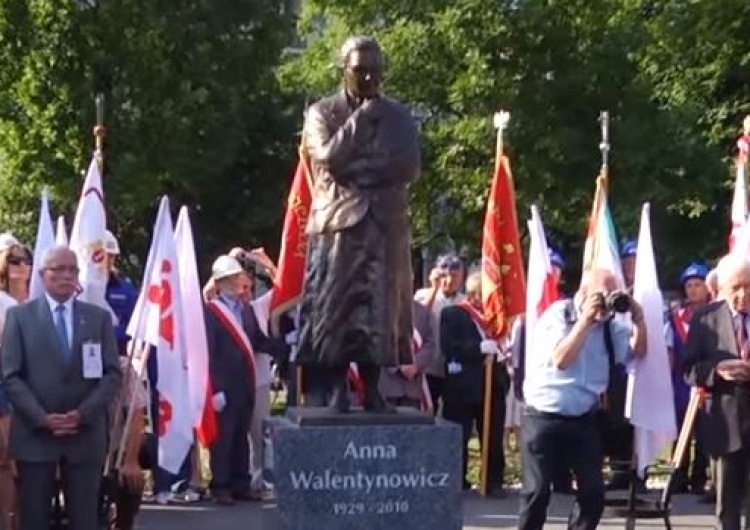  [video] Wieńce od Prezydenta RP przy pomniku Anny Walentynowicz w rocznicę urodzin legendy Solidarności