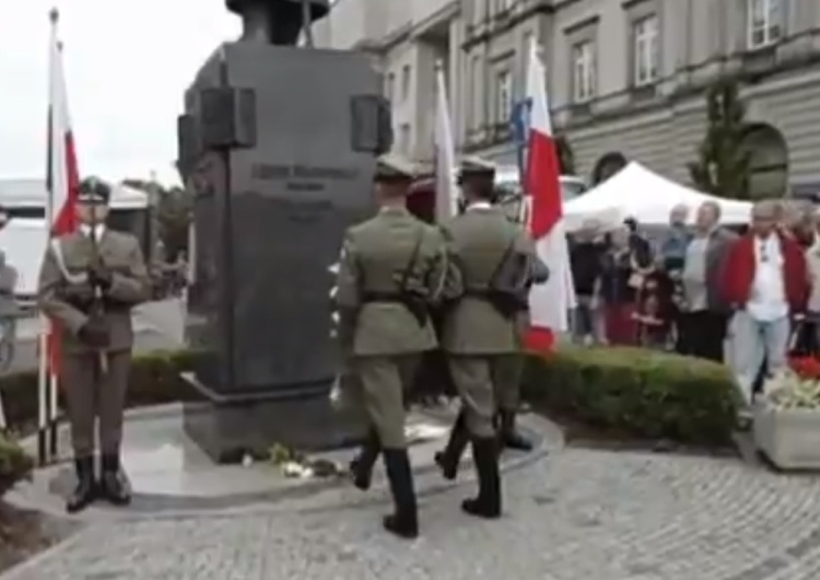  [video] A tak prez. Komorowski "składał" wieniec pod pomnikiem Marszałka Piłsudskiego 15 sierpnia 2012