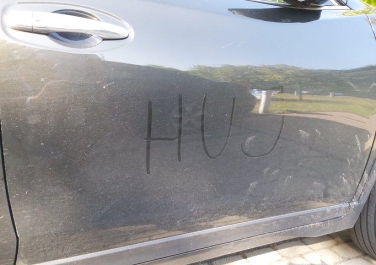  Obraźliwy napis na drzwiach samochodu sędziego członka KRS. Z błędem ortograficznym. Sprawca ustalony