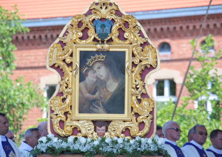  Abp Jędraszewski u Matki Boskiej Myślenickiej: Pojawiają się ideologie, które chcą zawładnąć sercami