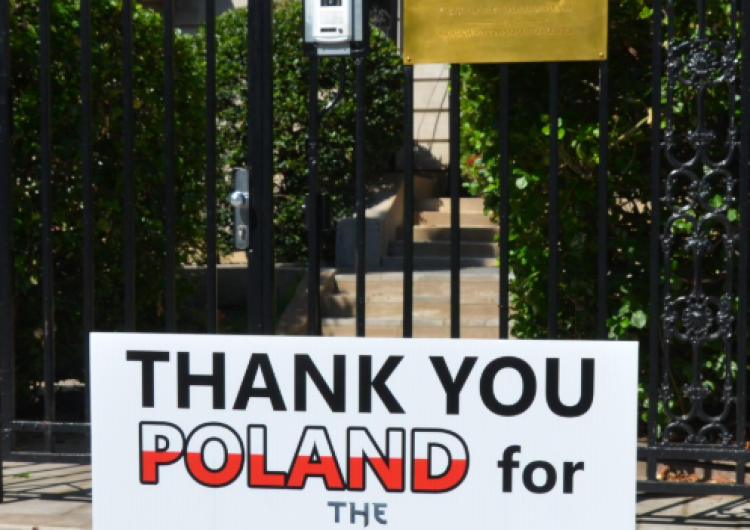 Nietypowy baner zawisł na polskiej ambasadzie w USA. Za co Amerykanie dziękują Polakom?