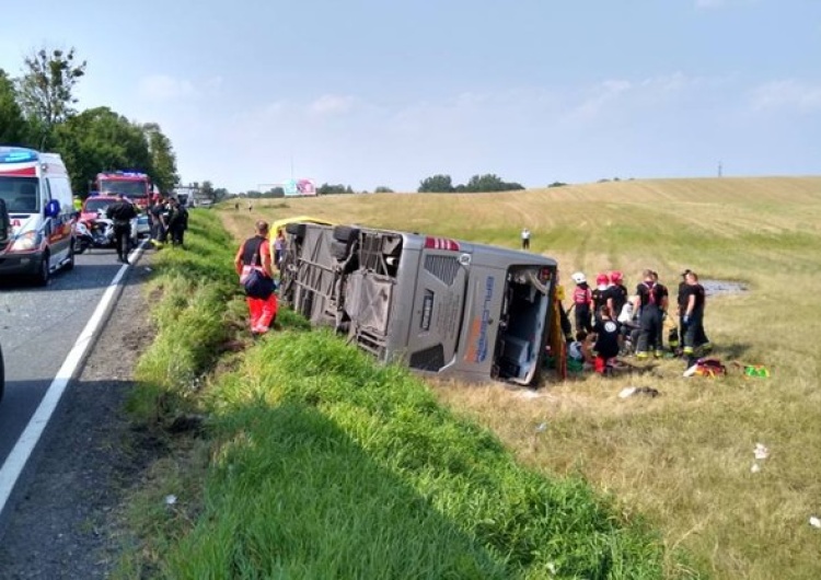 KM Policji Olsztyn Autokar z pielgrzymami wypadł z jezdni k. Olsztyna. Są ranni