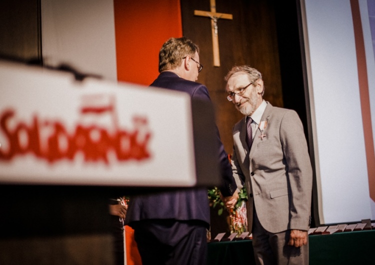  [nasza fotorelacja] Uroczystość wręczenia Krzyży Wolności i Solidarności w historycznej Sali BHP